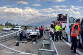 erzincanda-ters-donen-otomobilin-surucusu-kazayi-yara-almadan-atlatti-ITQM8KXZ.jpg