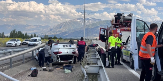 erzincanda-ters-donen-otomobilin-surucusu-kazayi-yara-almadan-atlatti-ITQM8KXZ.jpg