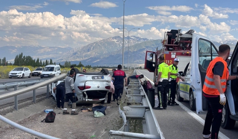erzincanda-ters-donen-otomobilin-surucusu-kazayi-yara-almadan-atlatti-ITQM8KXZ.jpg