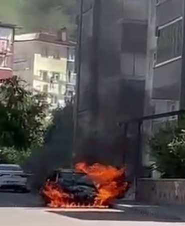 erzurumda-otomobil-alev-topuna-dondu-fRUVUYYr.jpg