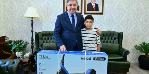 eskisehir-valisi-dr-erdinc-yilmaz-orman-sehidinin-evladi-batuhanin-hayalini-gerceklestirdi-3sytIySr.jpg