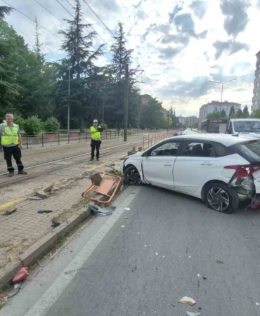 eskisehirde-trafik-kazasi-anne-ve-4-yasindaki-kizi-yaralandi-yLHGzbWk.jpg