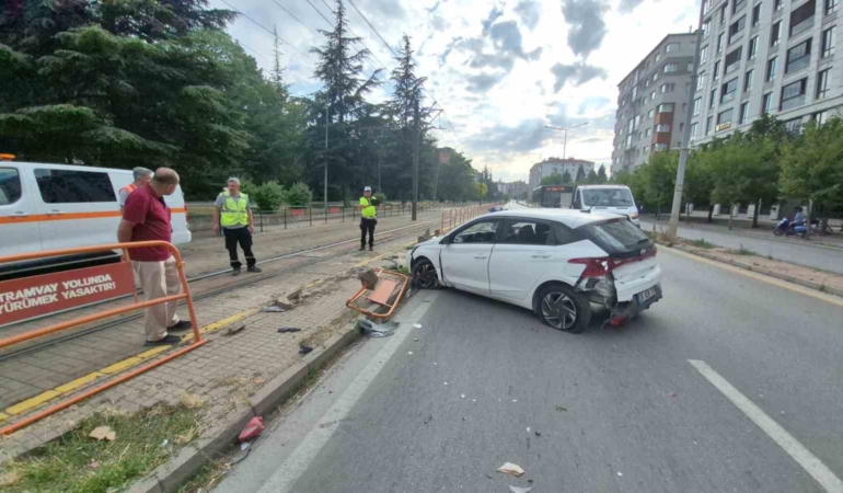 eskisehirde-trafik-kazasi-anne-ve-4-yasindaki-kizi-yaralandi-yLHGzbWk.jpg