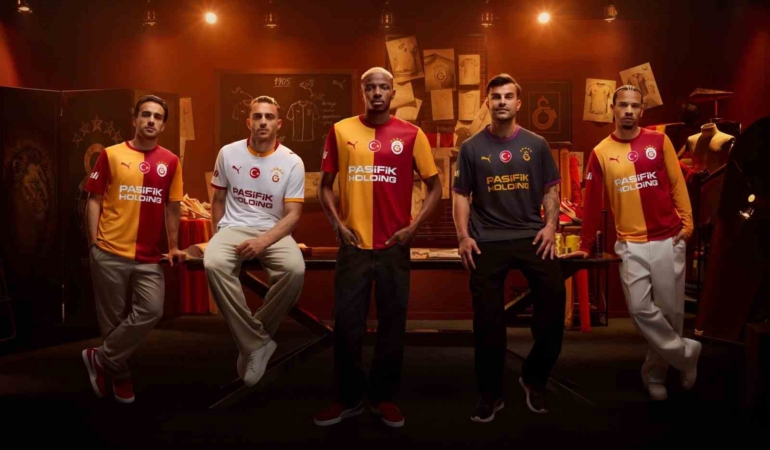 galatasaray-yeni-sezon-formalarini-tanitti-z7qjJUri.jpg