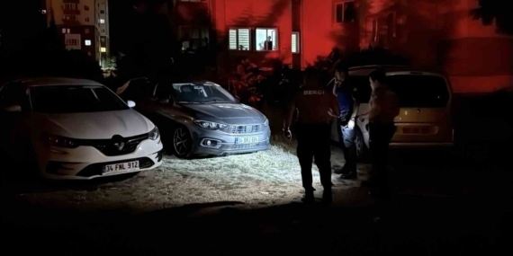 geri-manevra-yaparak-kacan-aracin-carptigi-bekci-yaralandi-qBeWXjR9.jpg