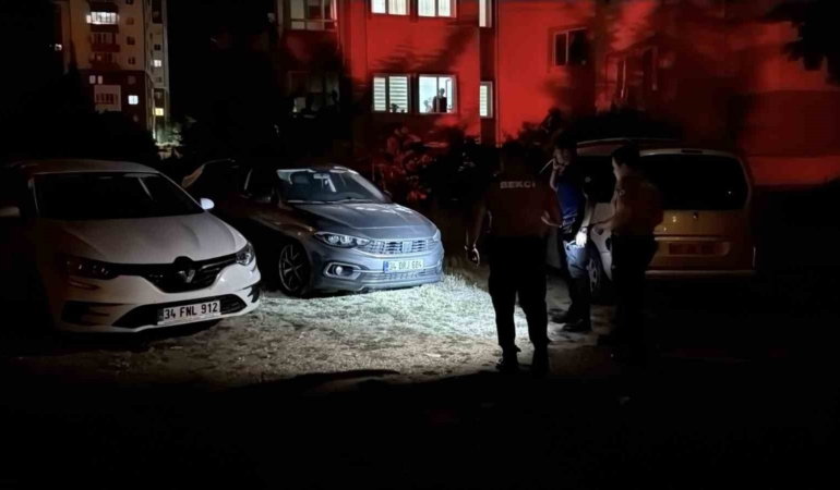geri-manevra-yaparak-kacan-aracin-carptigi-bekci-yaralandi-qBeWXjR9.jpg