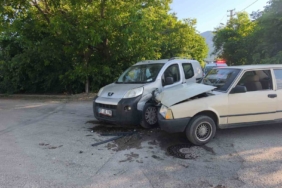hafif-ticari-arac-otomobille-carpisti-4-yarali-7h3jPqYH.jpg