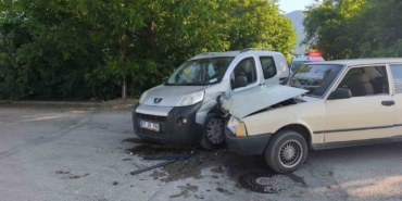 hafif-ticari-arac-otomobille-carpisti-4-yarali-7h3jPqYH.jpg
