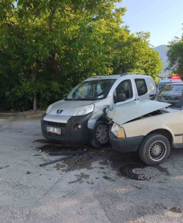 hafif-ticari-arac-otomobille-carpisti-4-yarali-7h3jPqYH.jpg