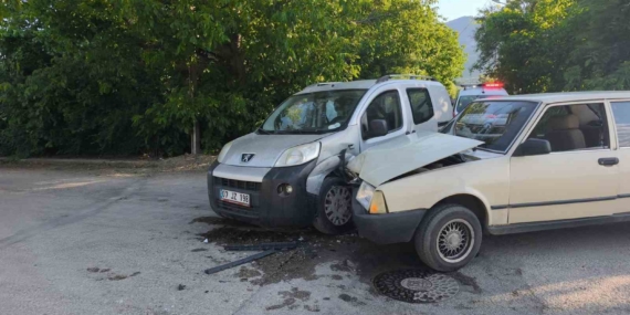 hafif-ticari-arac-otomobille-carpisti-4-yarali-7h3jPqYH.jpg