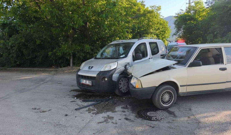 hafif-ticari-arac-otomobille-carpisti-4-yarali-7h3jPqYH.jpg