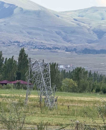 igdirda-firtina-catilari-ucurdu-ZC8bz1wf.jpg