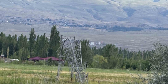 igdirda-firtina-catilari-ucurdu-ZC8bz1wf.jpg