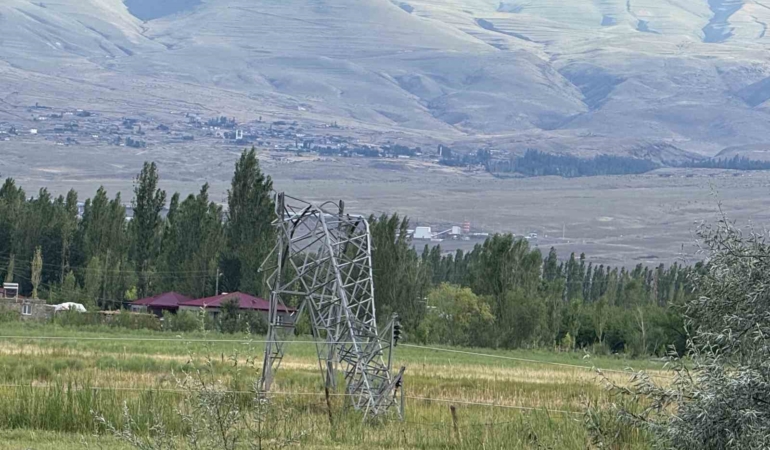 igdirda-firtina-catilari-ucurdu-ZC8bz1wf.jpg