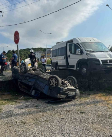 isci-servisiyle-carpisan-otomobil-bahceye-uctu-3-yarali-43WOdTiQ.jpg