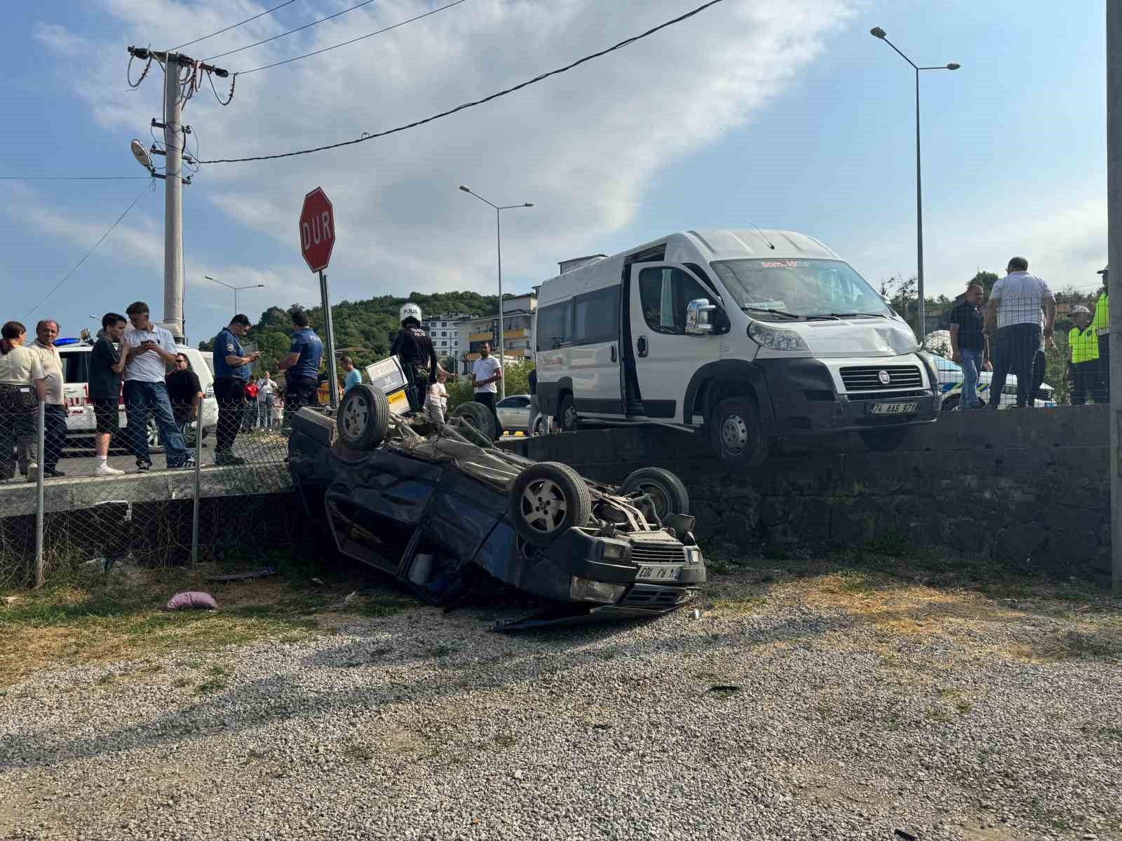 isci-servisiyle-carpisan-otomobil-bahceye-uctu-3-yarali-43WOdTiQ.jpg