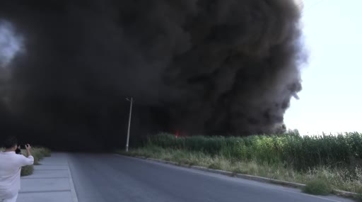 izmirde-geri-donusum-fabrikasinda-korkutan-yangin-F8EVgbTI.jpg
