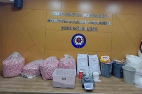 izmirde-zehir-tacirlerine-buyuk-darbe-121-bin-816-uyusturucu-nitelikli-hap-ele-gecirildi-NQzg3EFY.jpg