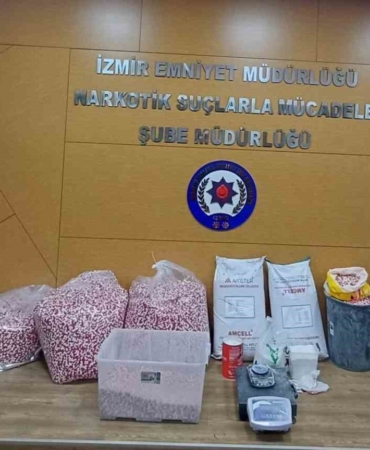 izmirde-zehir-tacirlerine-buyuk-darbe-121-bin-816-uyusturucu-nitelikli-hap-ele-gecirildi-NQzg3EFY.jpg