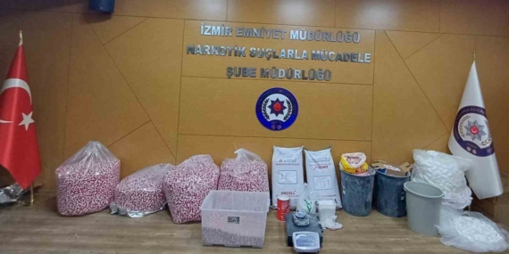 izmirde-zehir-tacirlerine-buyuk-darbe-121-bin-816-uyusturucu-nitelikli-hap-ele-gecirildi-NQzg3EFY.jpg