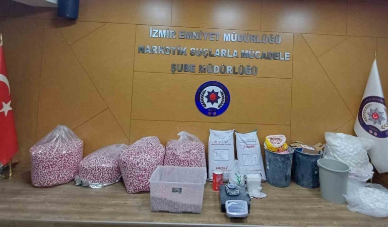 izmirde-zehir-tacirlerine-buyuk-darbe-121-bin-816-uyusturucu-nitelikli-hap-ele-gecirildi-NQzg3EFY.jpg