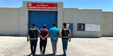 kacakcilik-sucundan-aranan-2-sahsi-polis-yakaladi-f1TzjeZQ.jpg