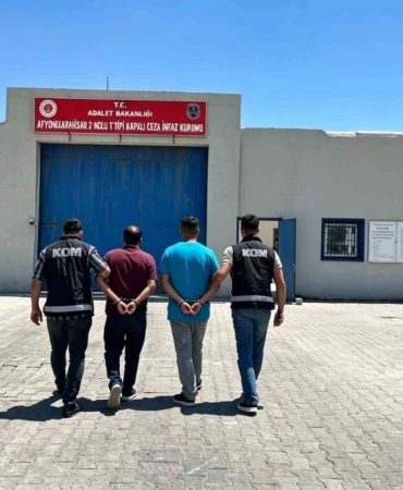 kacakcilik-sucundan-aranan-2-sahsi-polis-yakaladi-f1TzjeZQ.jpg