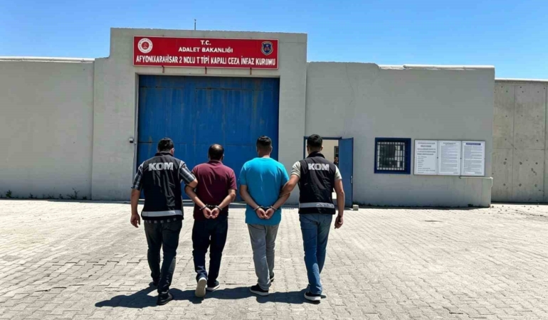 kacakcilik-sucundan-aranan-2-sahsi-polis-yakaladi-f1TzjeZQ.jpg