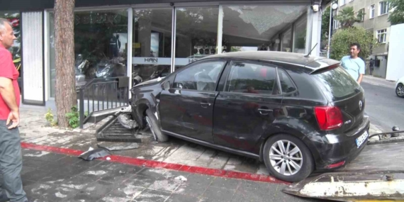 kadikoyde-surucu-galeriye-daldi-thXbeykK.jpg