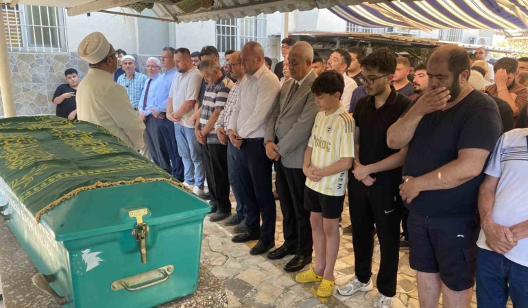 kalbine-yenilen-egitimci-son-yolculuguna-ugurlandi-2Dl3e2FT.jpg