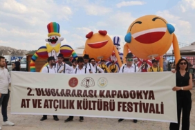 kapadokyada-guzellikleriyle-buyuleyen-atlar-podyuma-cikti-LxEdxbt6.jpg