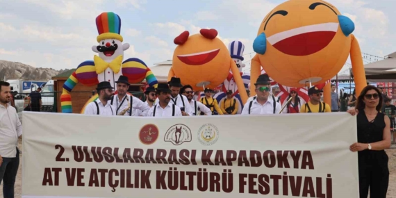 kapadokyada-guzellikleriyle-buyuleyen-atlar-podyuma-cikti-LxEdxbt6.jpg