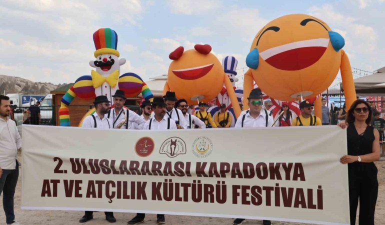 kapadokyada-guzellikleriyle-buyuleyen-atlar-podyuma-cikti-LxEdxbt6.jpg