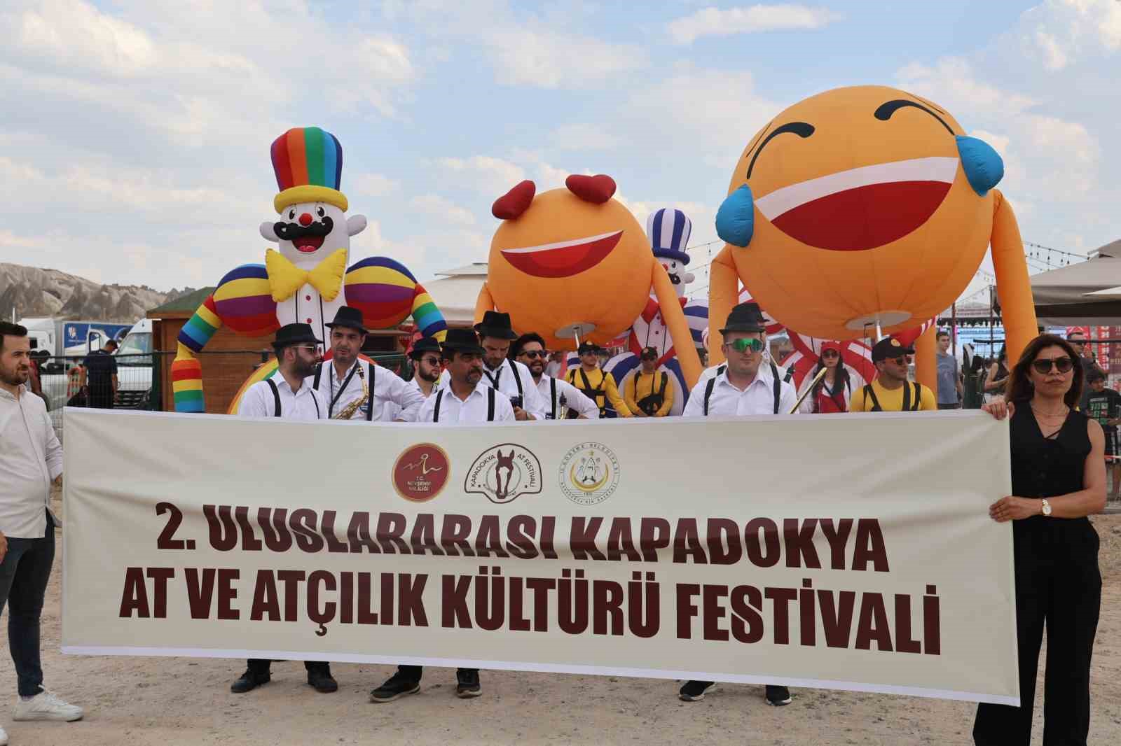kapadokyada-guzellikleriyle-buyuleyen-atlar-podyuma-cikti-LxEdxbt6.jpg