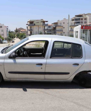 karamanda-dubaya-carpan-otomobilin-tekeri-ile-egzozu-koptu-kaza-ani-kamerada-wh4D3ZQm.jpg