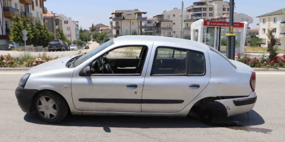 karamanda-dubaya-carpan-otomobilin-tekeri-ile-egzozu-koptu-kaza-ani-kamerada-wh4D3ZQm.jpg