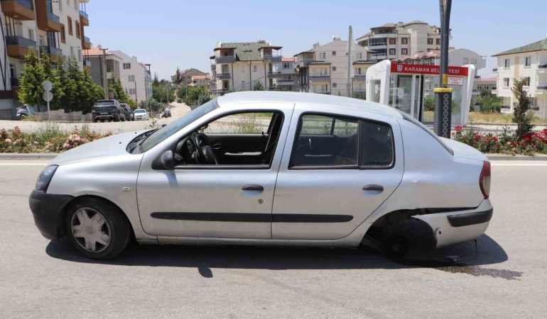 karamanda-dubaya-carpan-otomobilin-tekeri-ile-egzozu-koptu-kaza-ani-kamerada-wh4D3ZQm.jpg
