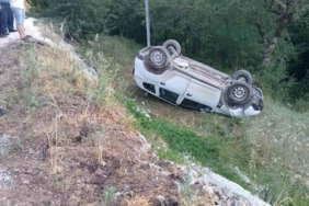 kastamonuda-otomobil-tarlaya-yuvarlandi-3-yarali-4fhaNrBc.jpg