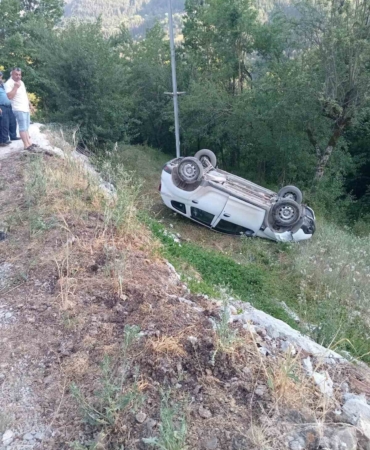 kastamonuda-otomobil-tarlaya-yuvarlandi-3-yarali-4fhaNrBc.jpg