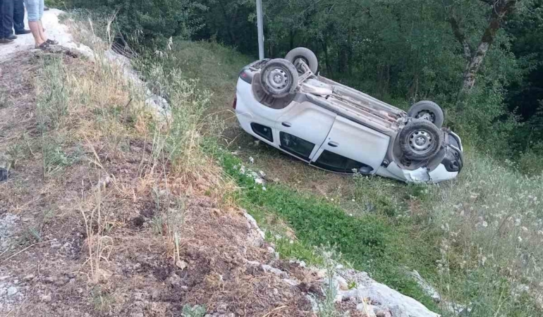 kastamonuda-otomobil-tarlaya-yuvarlandi-3-yarali-4fhaNrBc.jpg