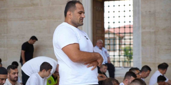 kirkpinar-pehlivanlari-er-meydanina-cikmadan-once-selimiyede-dua-etti-yKbkq4DS.jpg