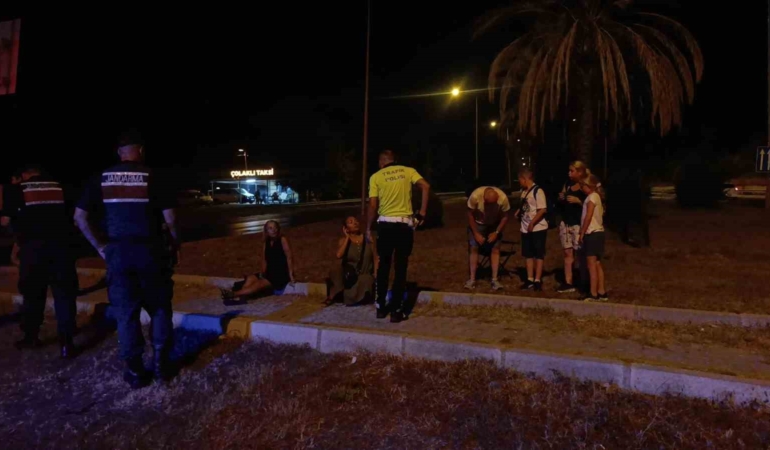 kirmizi-isikta-bekleyen-otomobile-tur-minibusu-carpti-3-yarali-JnzSQqBm.jpg