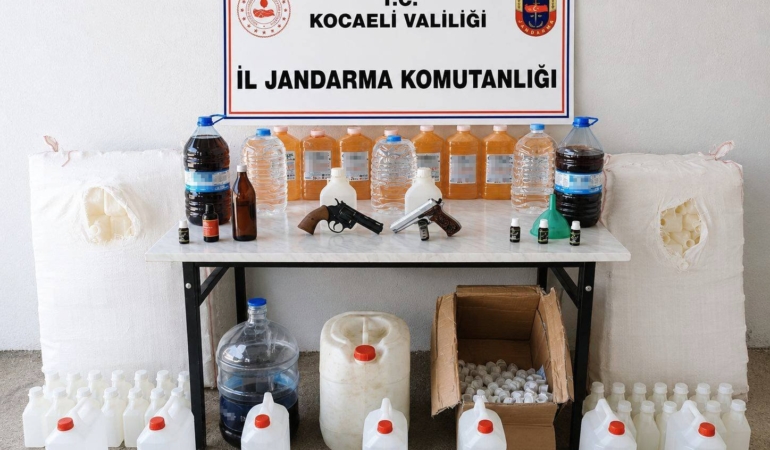 kocaelide-kacakcilik-operasyonu-1-milyon-350-bin-liralik-kacak-urun-ele-gecirildi-buzLnLGZ.jpg