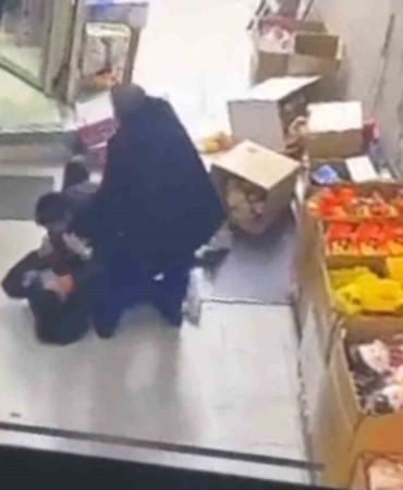 komsu-esnafin-musteri-kapma-kavgasi-kamerada-WG2hIsPX.jpg
