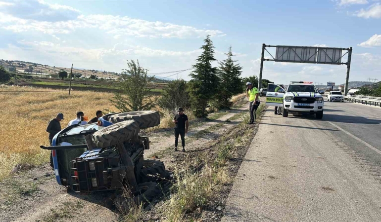 kontrolden-cikan-traktor-sarampole-devrildi-1-yarali-8Bahb9Kh.jpg