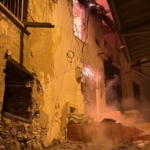 kusadasinda-gece-yarisi-korkutan-yangin-yanlis-parklar-itfaiyeyi-geciktirdi-mkPLht3Z.jpg