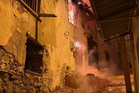 kusadasinda-gece-yarisi-korkutan-yangin-yanlis-parklar-itfaiyeyi-geciktirdi-mkPLht3Z.jpg