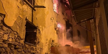 kusadasinda-gece-yarisi-korkutan-yangin-yanlis-parklar-itfaiyeyi-geciktirdi-mkPLht3Z.jpg