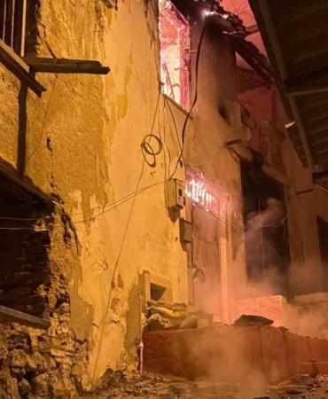 kusadasinda-gece-yarisi-korkutan-yangin-yanlis-parklar-itfaiyeyi-geciktirdi-mkPLht3Z.jpg
