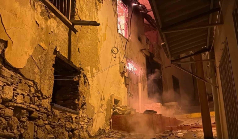kusadasinda-gece-yarisi-korkutan-yangin-yanlis-parklar-itfaiyeyi-geciktirdi-mkPLht3Z.jpg
